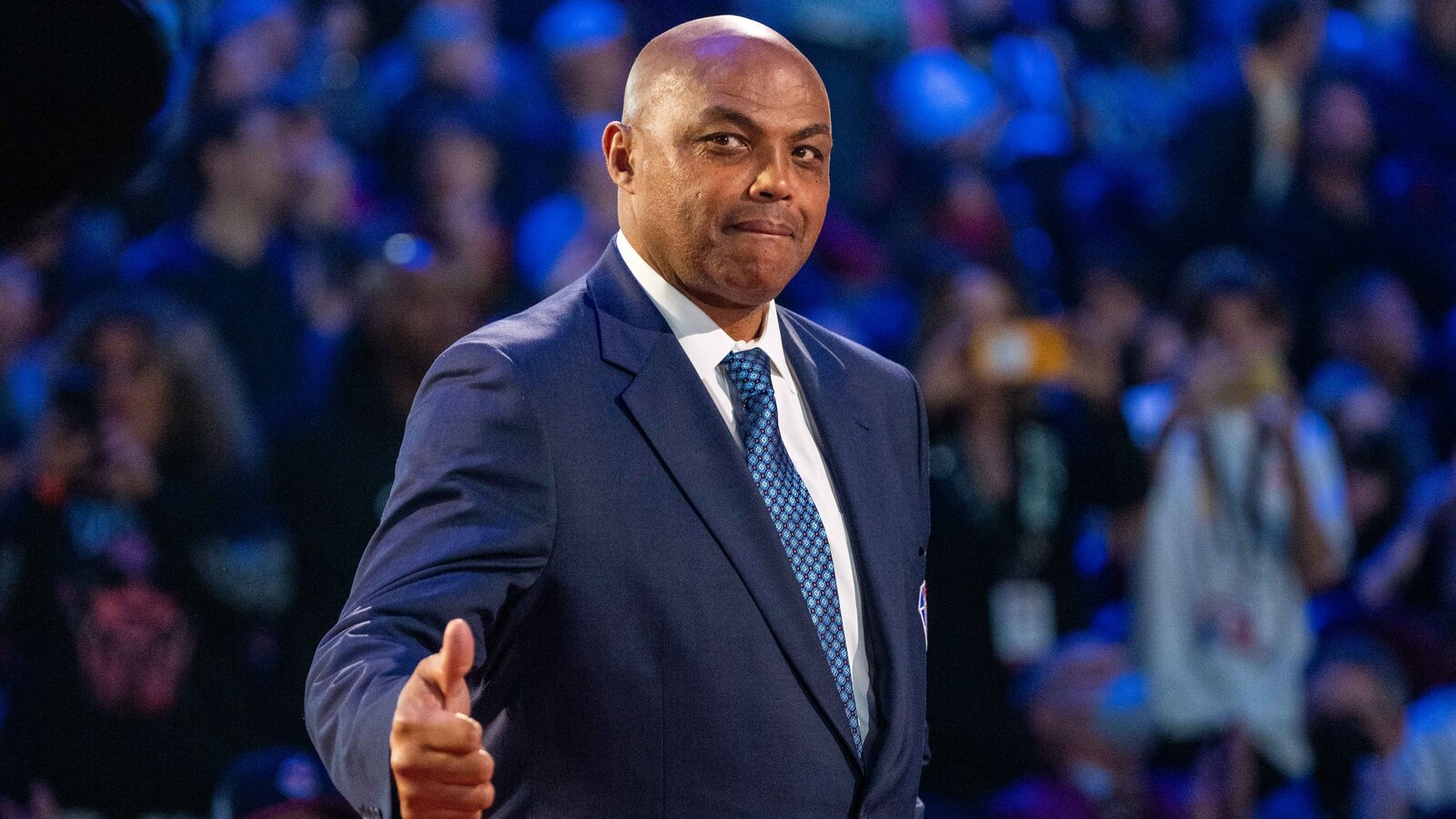 Watch: Charles Barkley beats Kenny Smith to the board