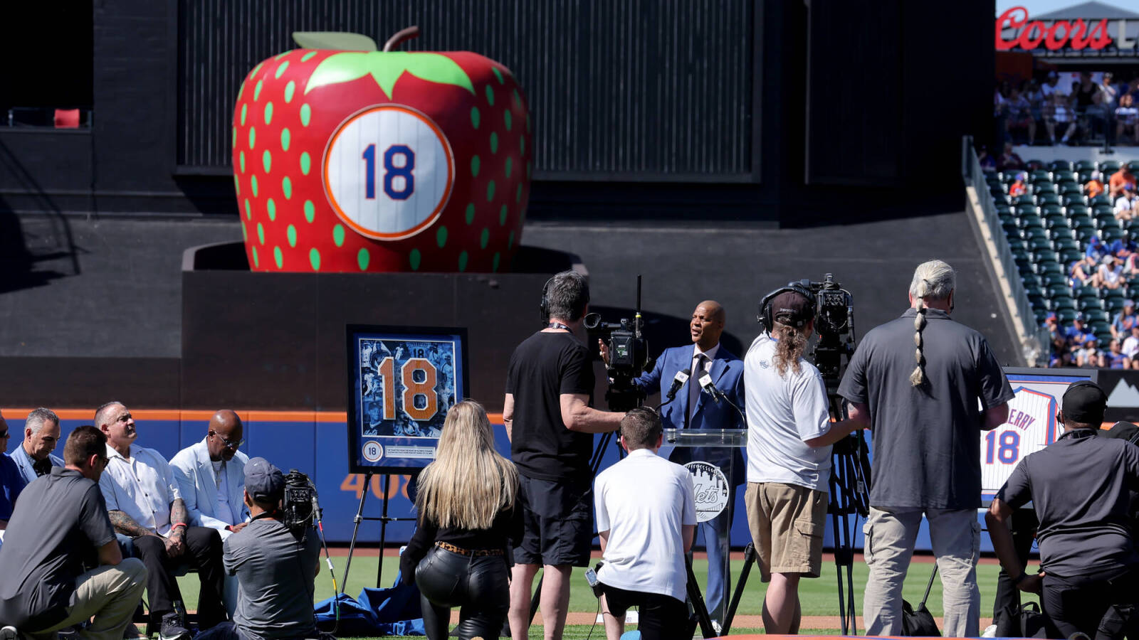 Mets honor Darryl Strawberry in fitting fashion during number retirement ceremony