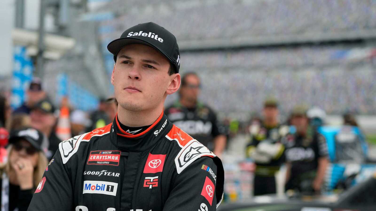 http://www.yardbarker.com/media/8/8/88972500483ec410d15e61a71870e23fbe10644a/thumb_16x9/nascar-craftsman-truck-driver-corey-heim-during.jpg
