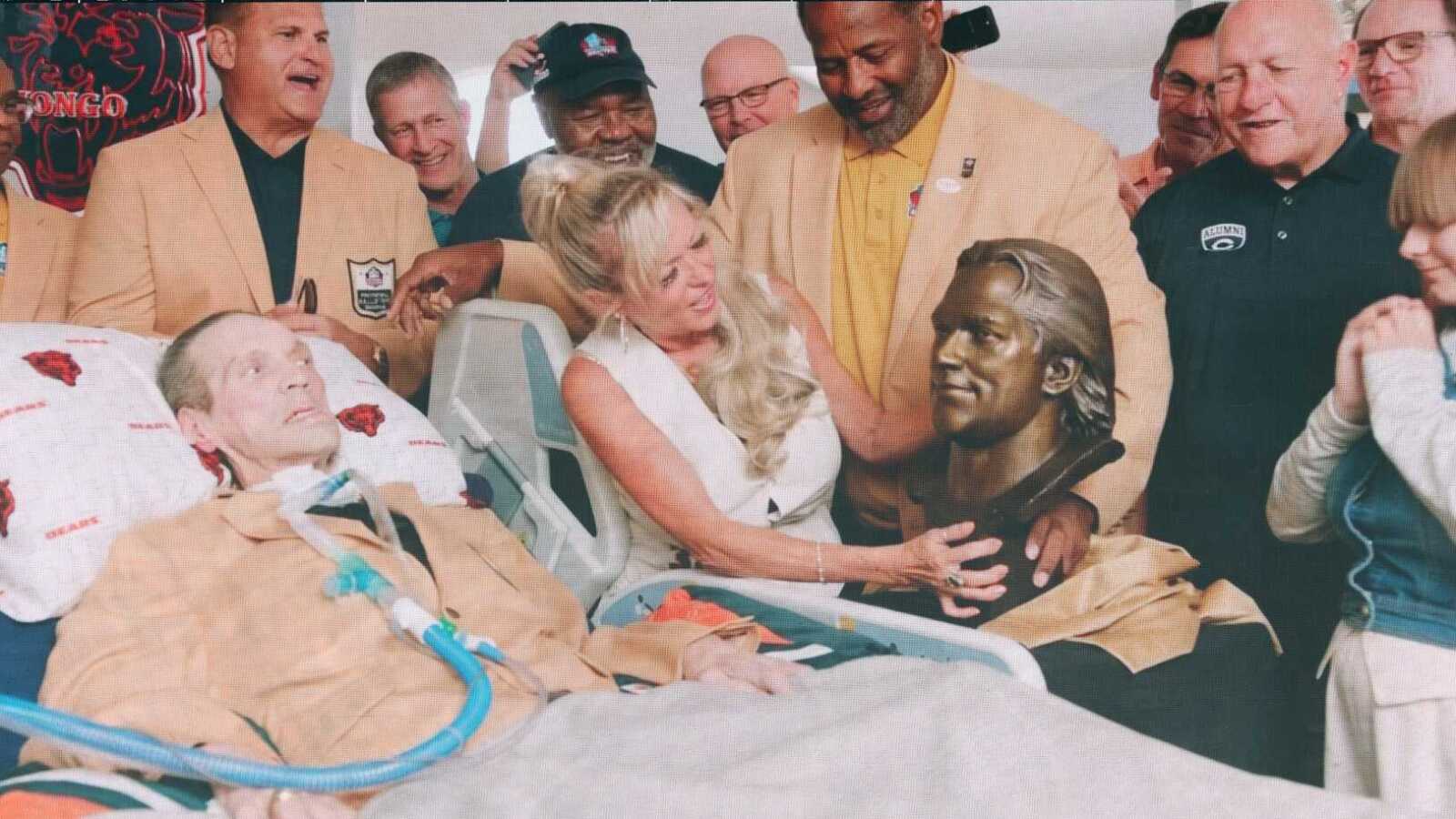Former Bears teammates unveil Hall of Fame bust to Steve McMichael
