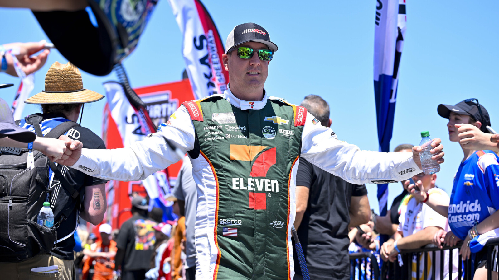 http://www.yardbarker.com/media/8/a/8afec3c55b6637b6cf89bdb139ceacecbec7634e/thumb_16x9/4-2025-fort-worth-texas-usa-nascar-cup-series.jpg