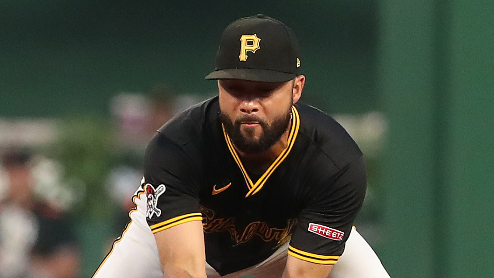 Blue Jays claim Gold Glove-winning infielder