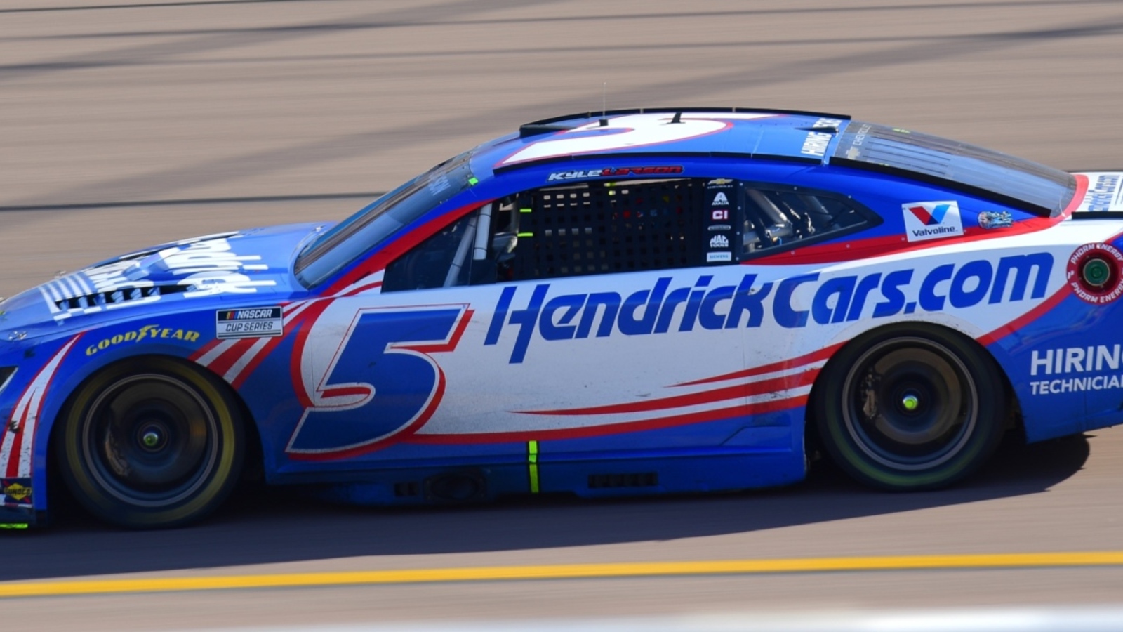 Denny Hamlin shouts out Kyle Larson, Cliff Daniels for making most out of Phoenix despite Hendrick struggles