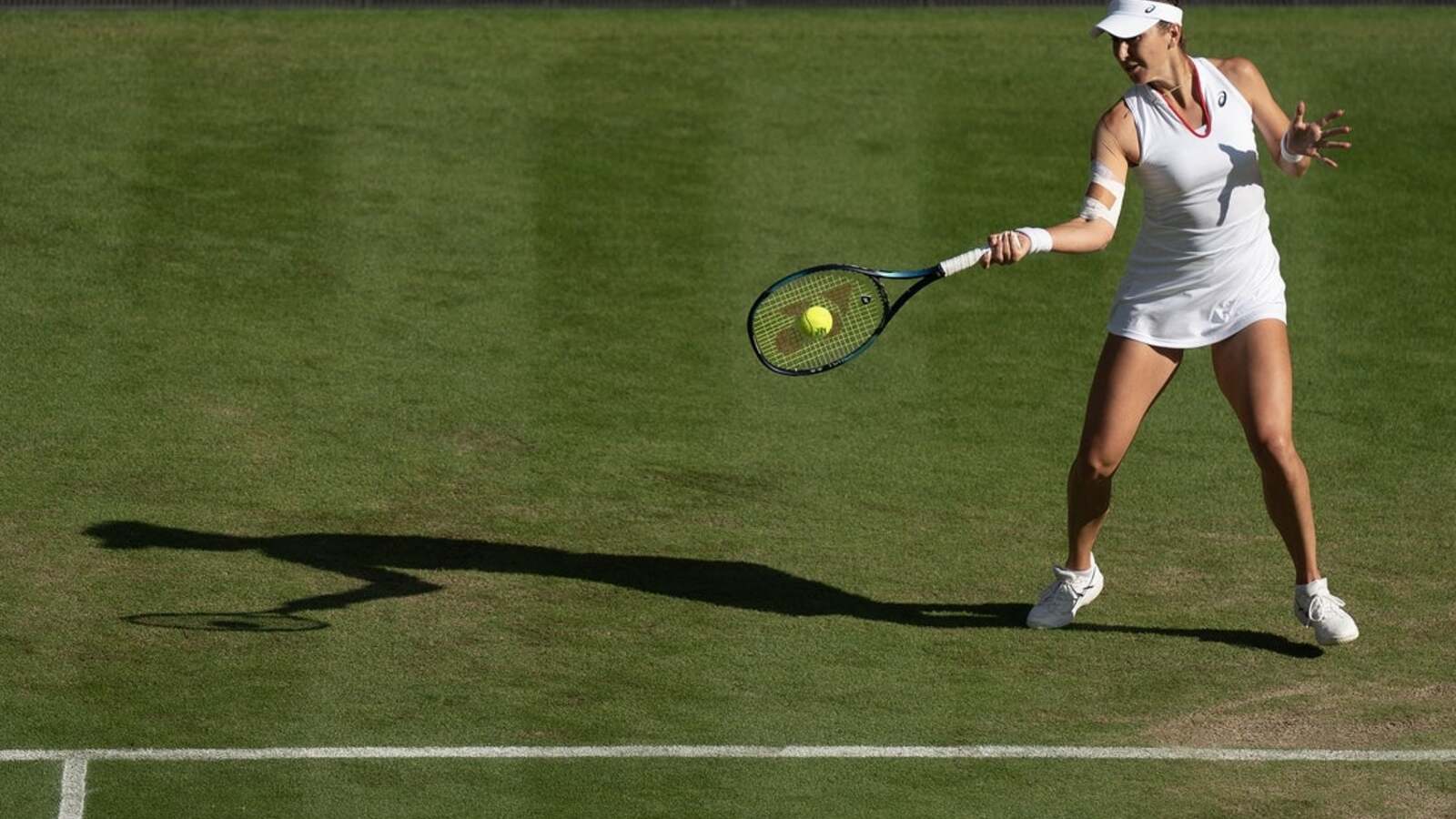 Belinda Bencic reaches first Wimbledon quarterfinal