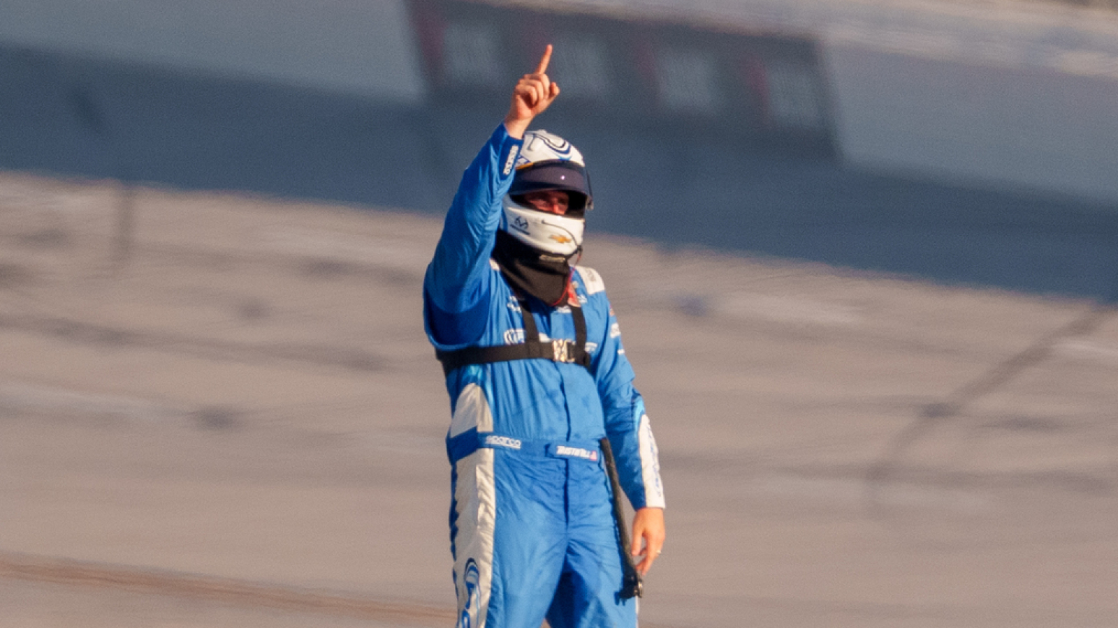 http://www.yardbarker.com/media/9/1/9146c8748023720fd2ef14dd42235f16bd2d3a88/thumb_16x9/austin-hill-start-pole-qualifying-canceled.jpg