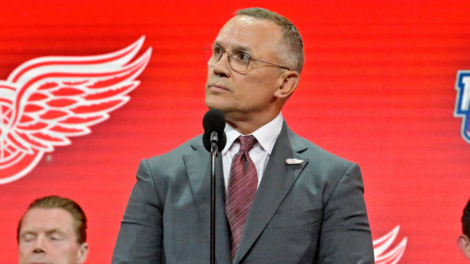 Steve Yzerman steps down as Red Wings GM, moves to senior adviser role