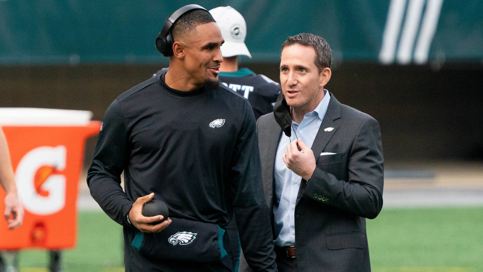 Eagles GM Howie Roseman defends drafting Jalen Hurts, gets candid about Carson Wentz - NewsOpener Eagles GM Howie Roseman defends drafting Jalen Hurts, gets candid about Carson Wentz