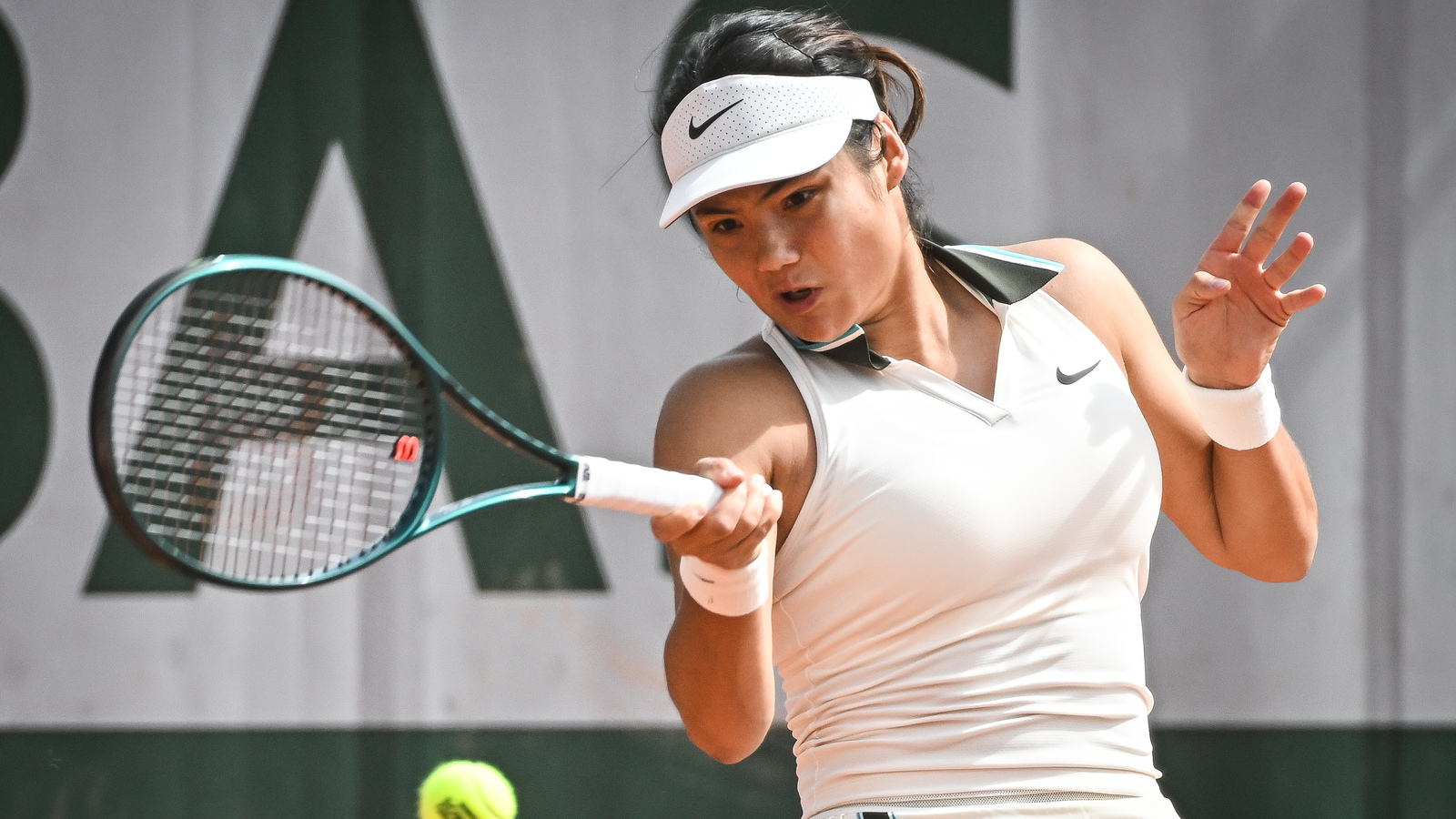 'That’s not easy to do': Tim Henman highlights what Emma Raducanu must do to beat Iga Swiatek at French Open