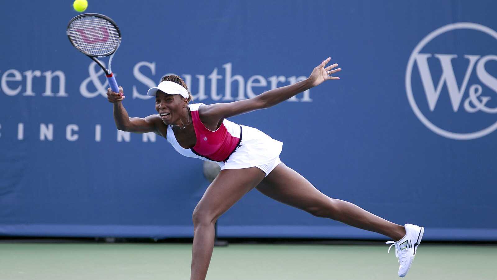 Daily Dose of Social Media: Venus Williams stuns at Paris Fashion Week, Sam Querrey hilariously reacts to Murray match highlights