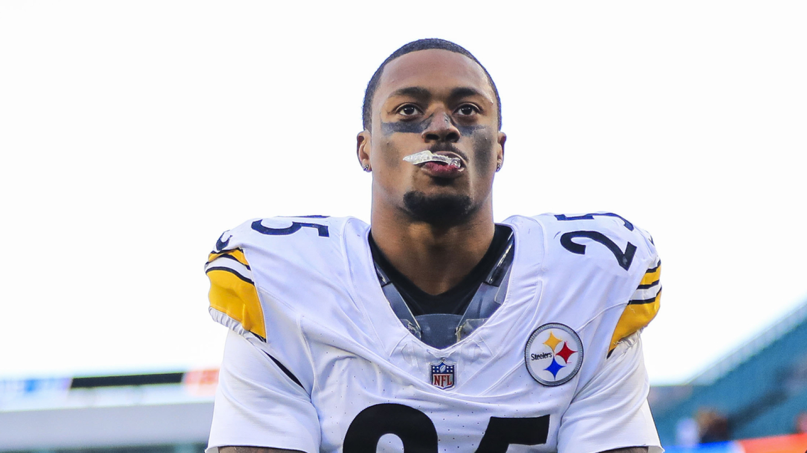 Steelers agree to a two-year extension with safety DeShon Elliott