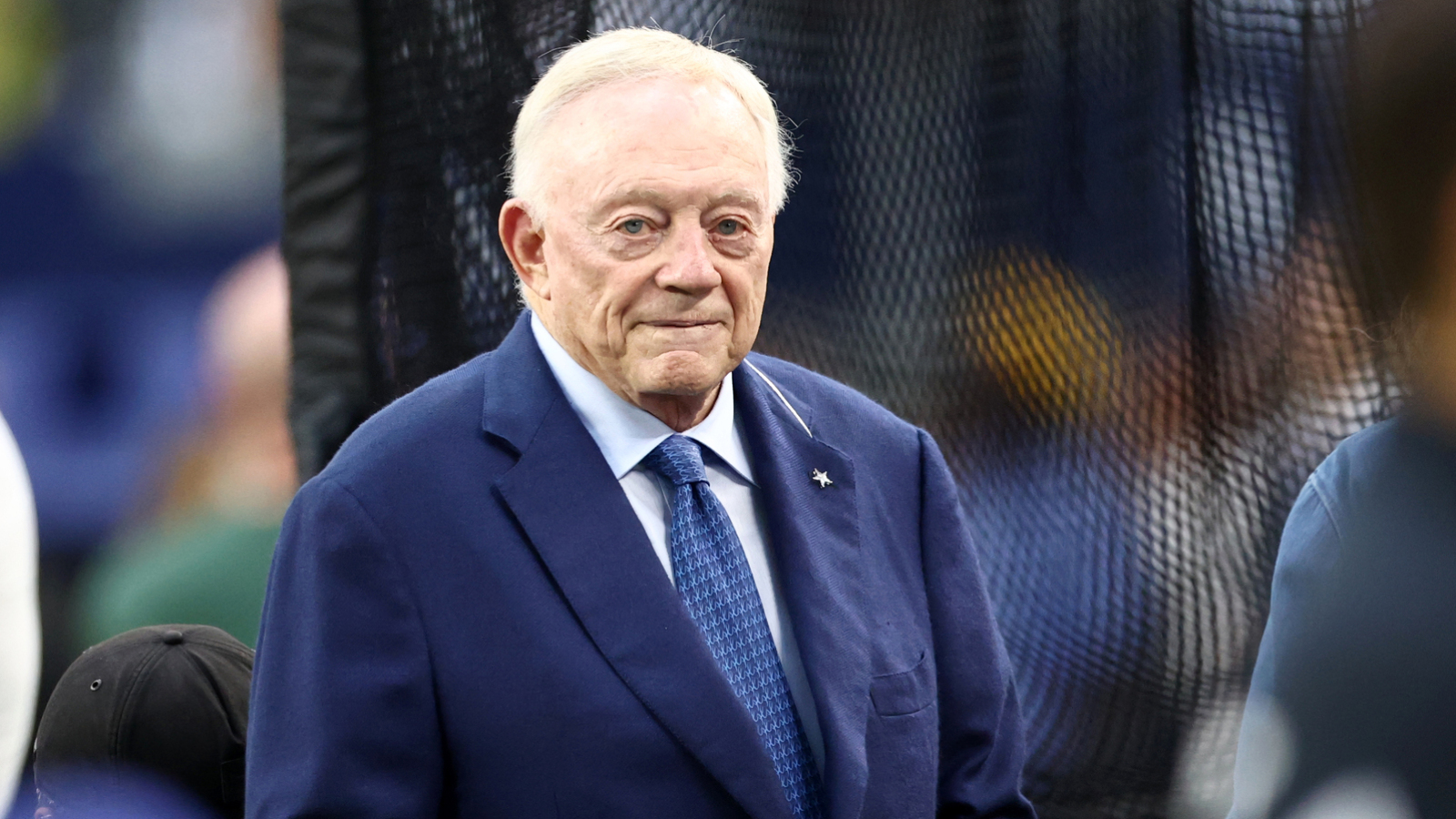 Cowboys' Jerry Jones offers odd explanation for profane gesture at Jets game