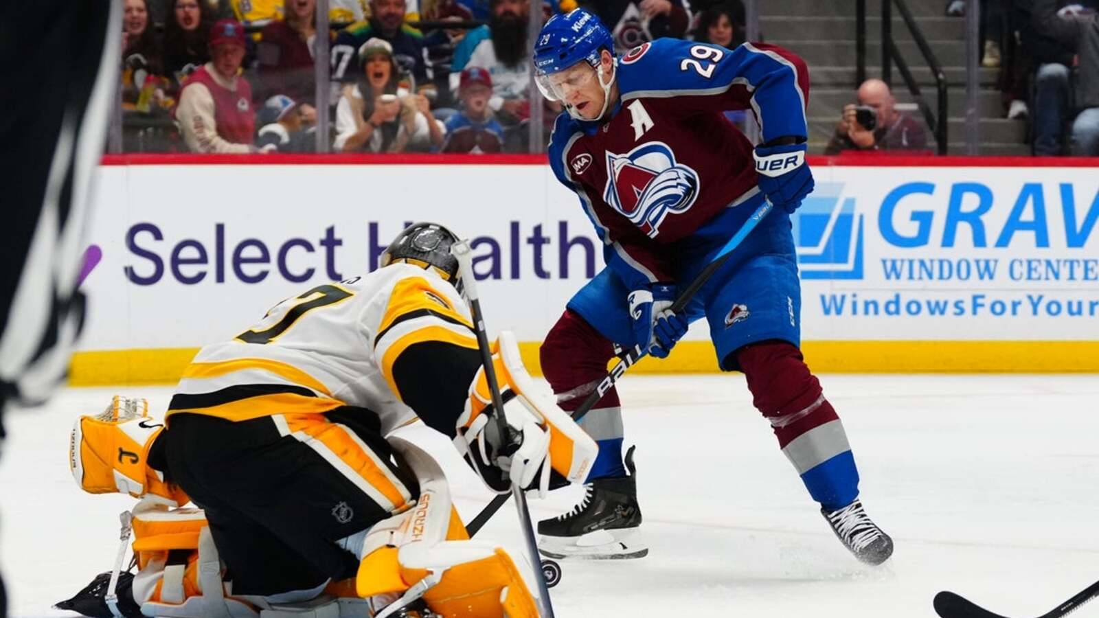 MacKinnon's Four-Point Masterclass Propels Avalanche Over Penguins