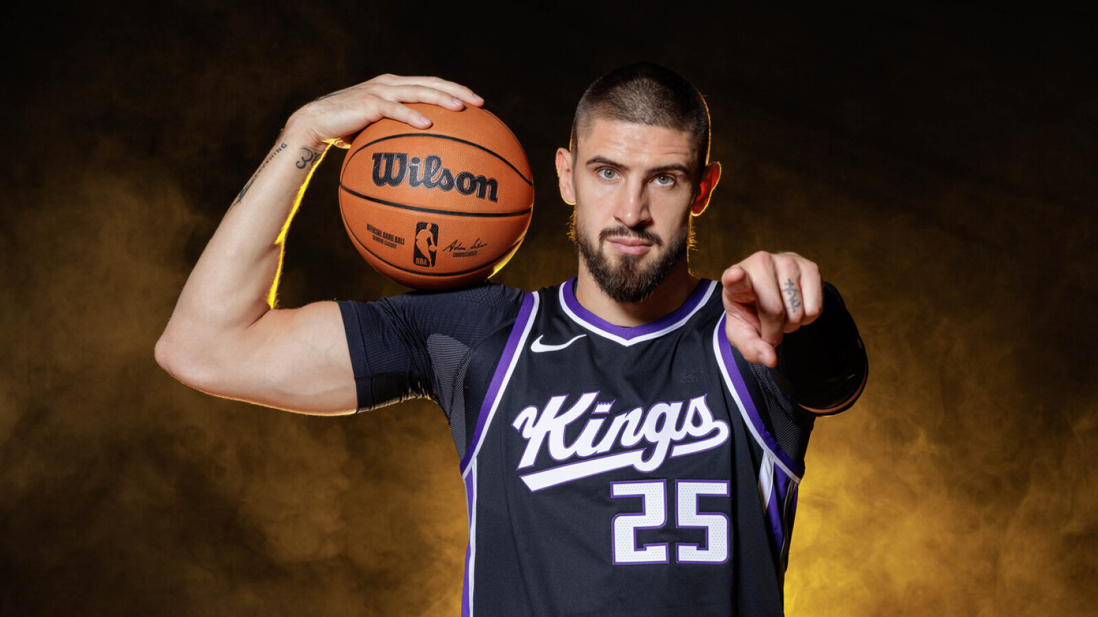 Lakers bring in veteran center to try to fill Anthony Davis void