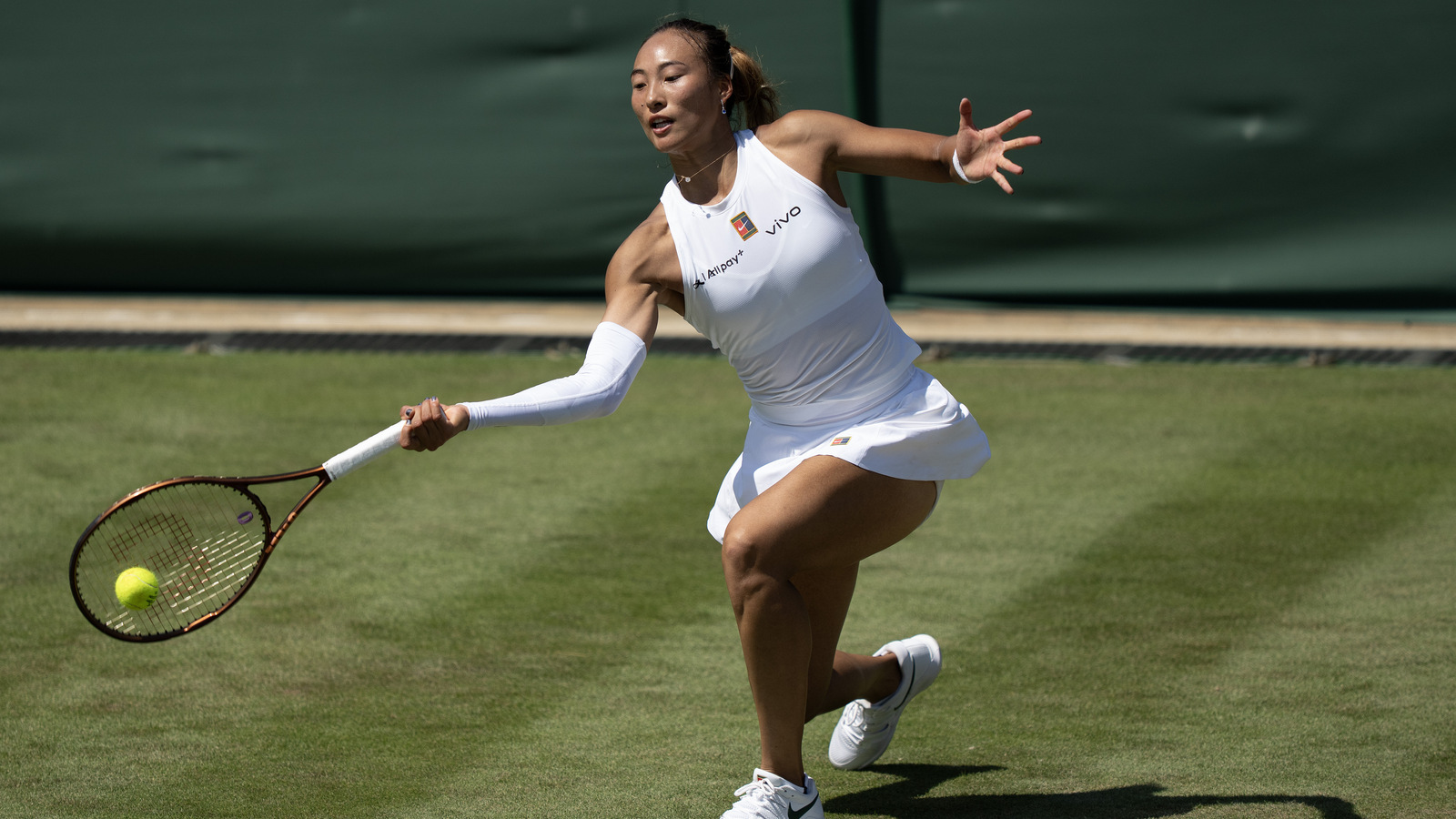 Qinwen Zheng Hits Back at Iga Swiatek’s Strong Comments on Tennis Scheduling
