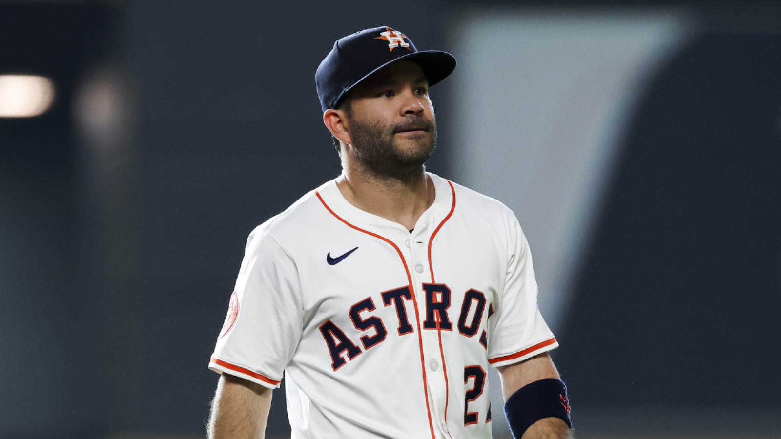 Astros star leaves game vs. Reds due to injury