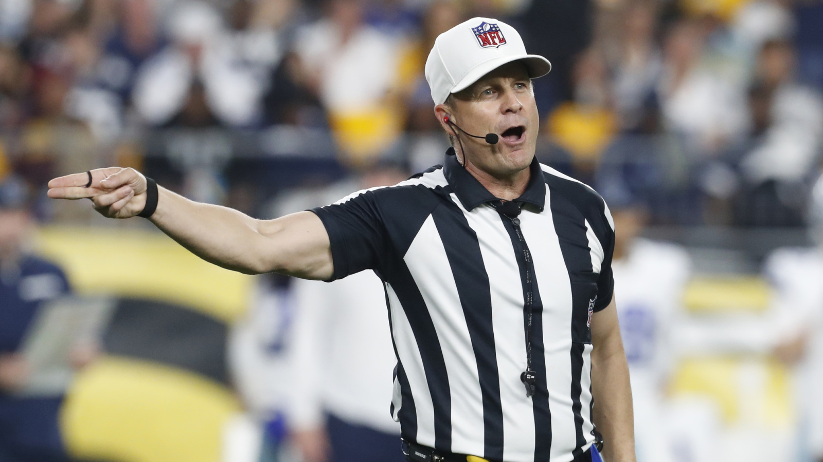 NFL referee stuns viewers by making penalty call in German