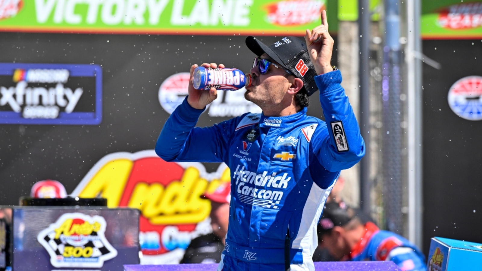 http://www.yardbarker.com/media/a/6/a68f8e440694b0b03e8370e4cd61f4f479de3c66/thumb_16x9/dale-earnhardt-jr-addresses-letting-kyle-larson-replace-connor-zilisch-at-texas.jpg