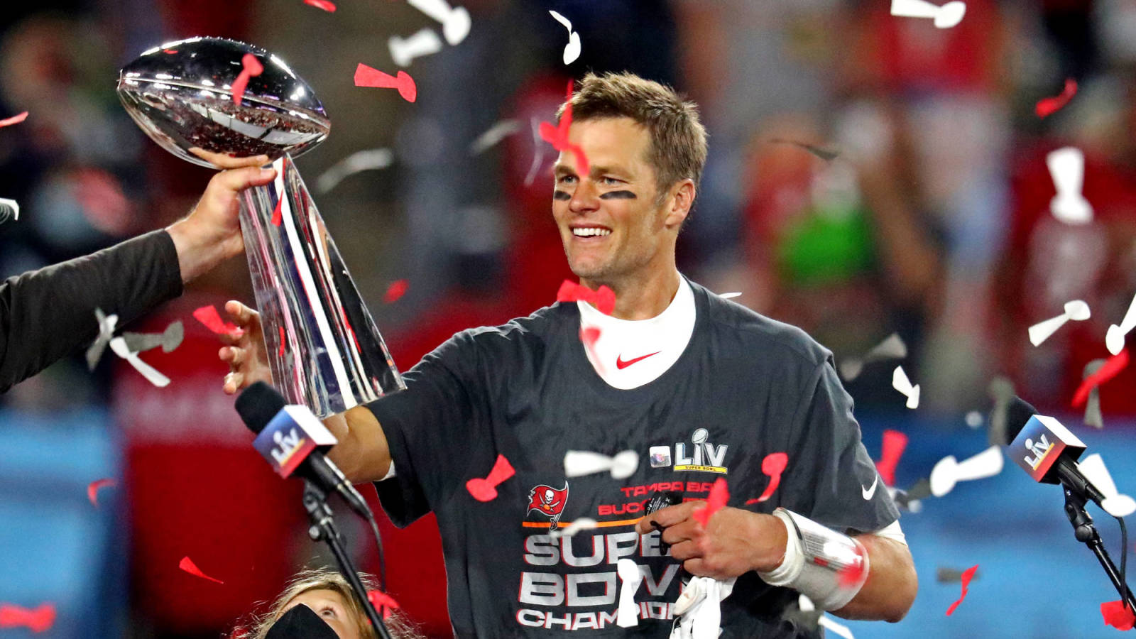 Buccaneers' Tom Brady confirms he underwent knee surgery - NewsOpener Buccaneers' Tom Brady confirms he underwent knee surgery
