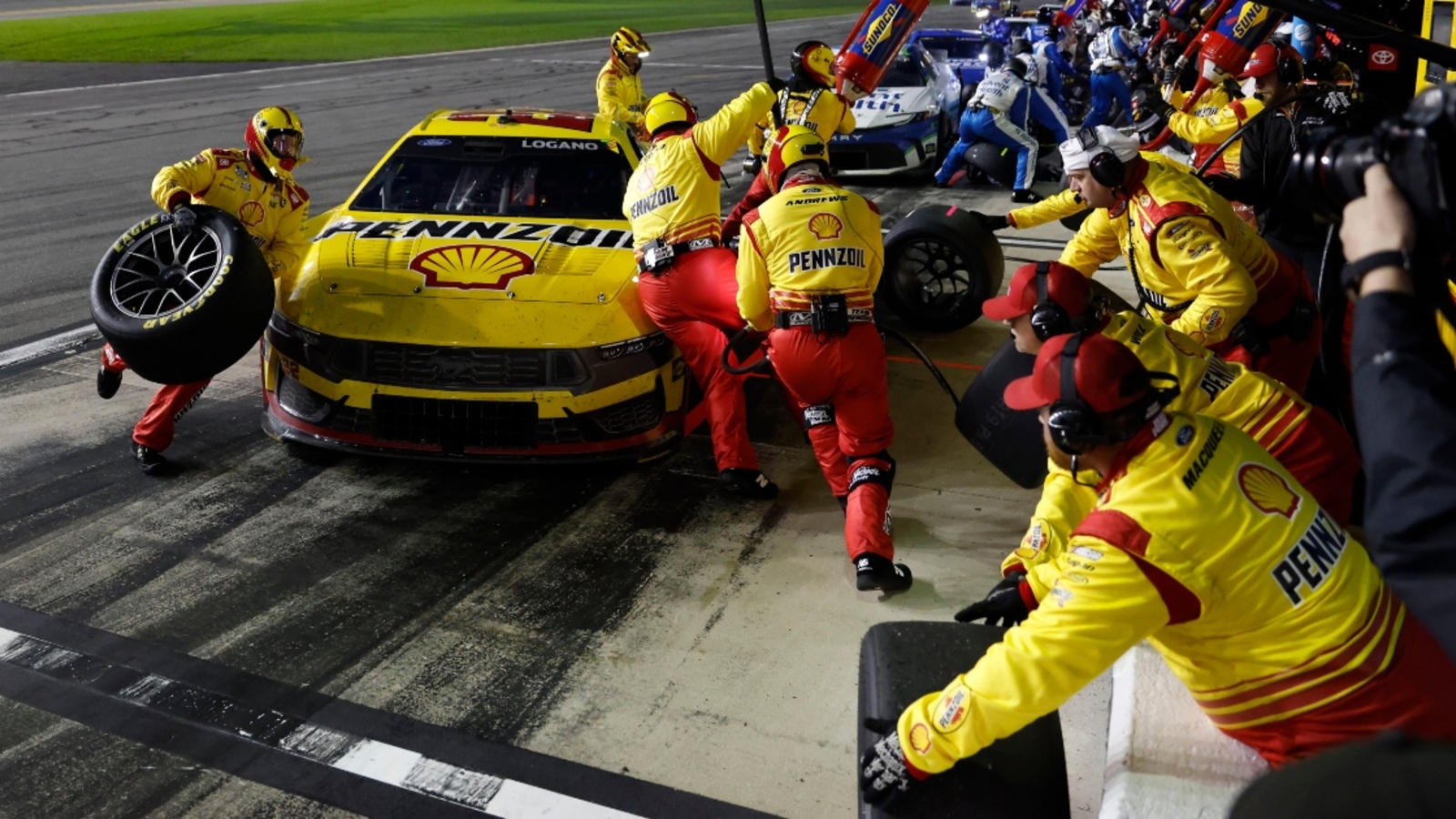 Joey Logano pit crew makes change for Homestead amid tire ch