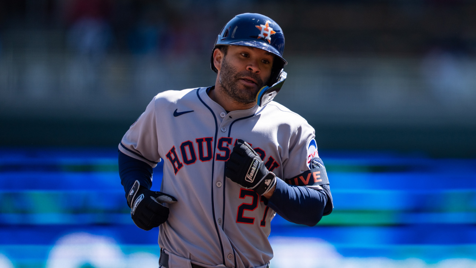 Watch: Astros' Jose Altuve has another shaky moment in outfield