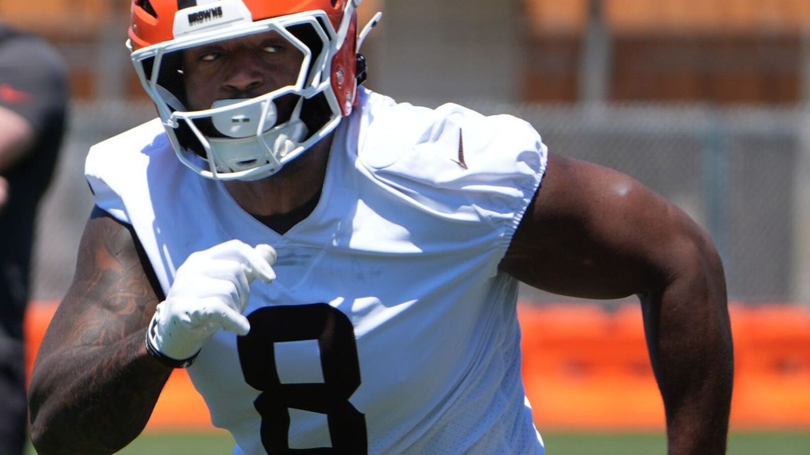 Cleveland-Browns-Jared-Verse-runs-a-drill-during-team-OTAs-at-CrossCountry-Mortgage-Campus-of-the-Cleveland-Browns-in-Berea-tagreuters-com2026newsml_mt1usatoday291283361405536391.jpg