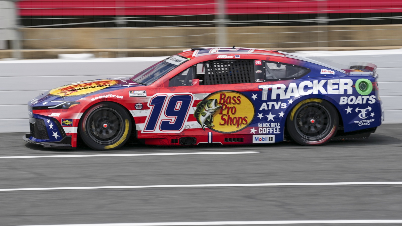Chase Briscoe edges Kyle Larson for Coca-Cola 600 pole
