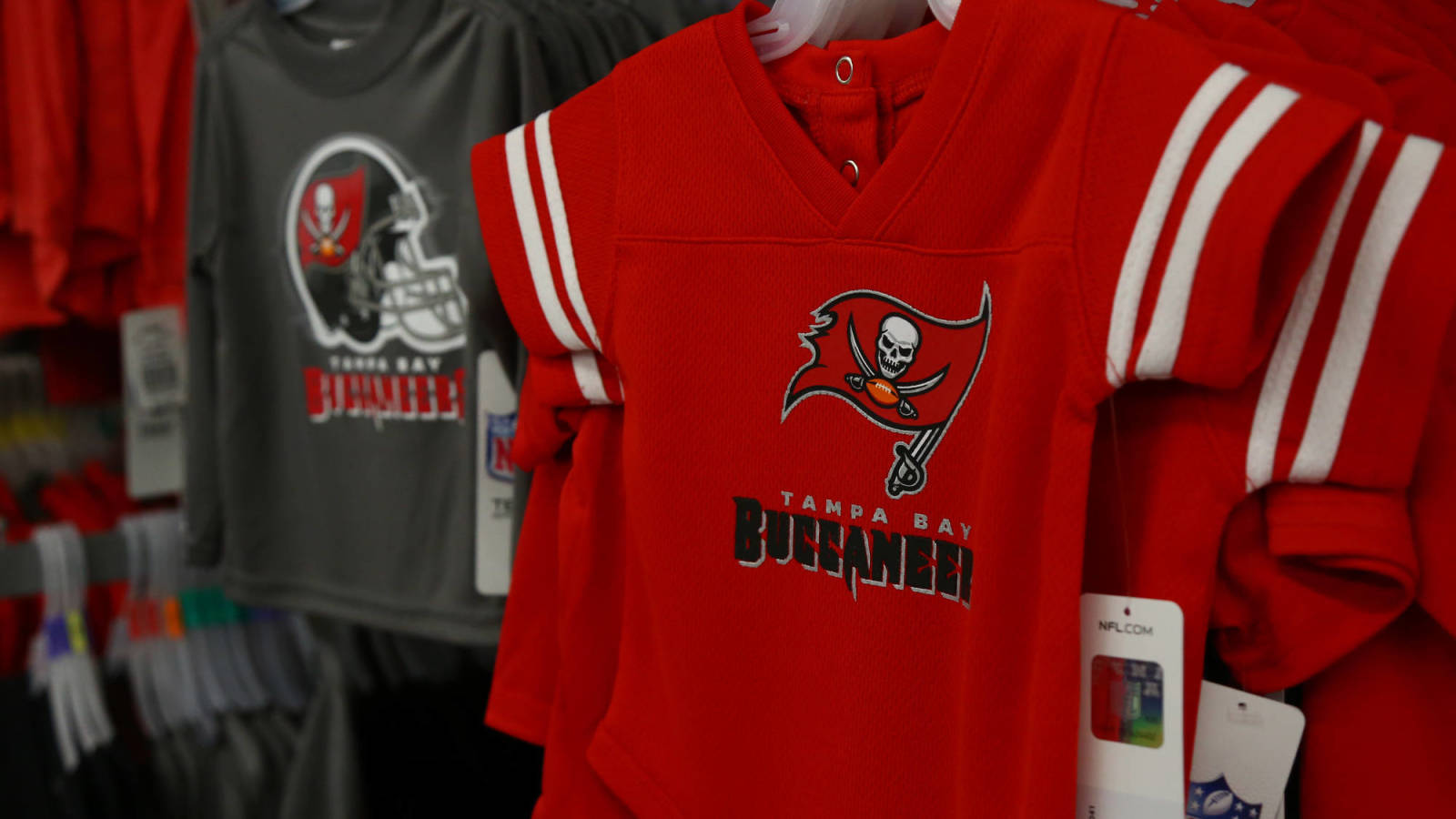 tom brady buccaneers merchandise