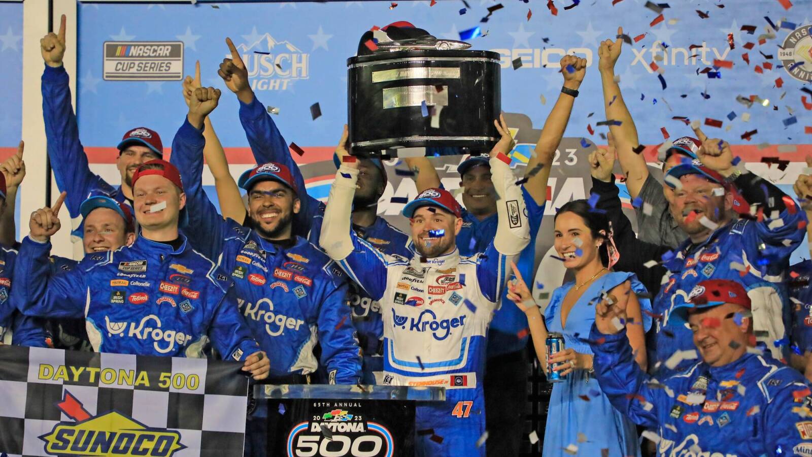 Ricky Stenhouse Jr. wins longest Daytona 500 thanks to a timely push