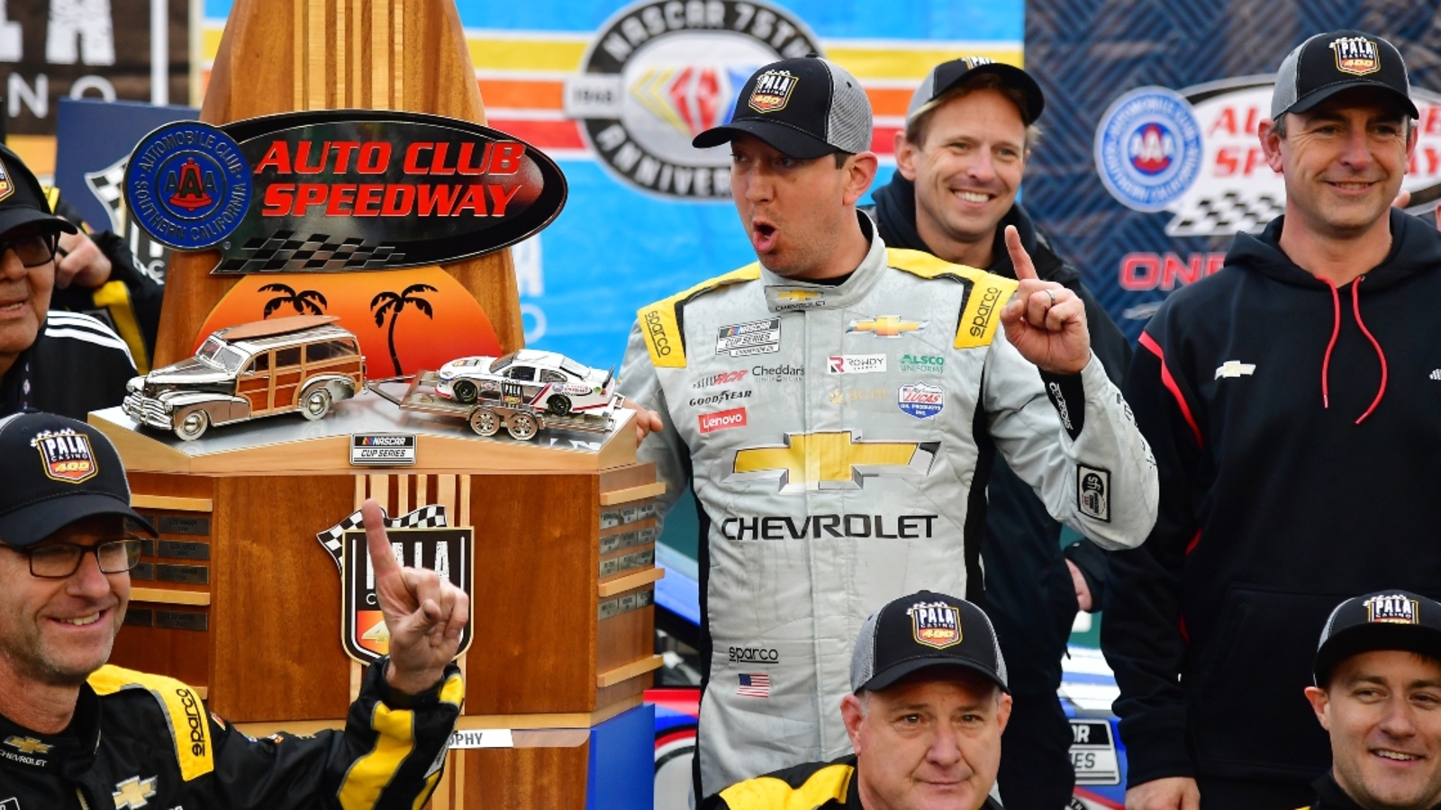 http://www.yardbarker.com/media/b/4/b4ada6d480beecdd4cc2e38bd4c9bceb691d0e42/thumb_16x9/kyle-busch-trophy-nascar.jpg