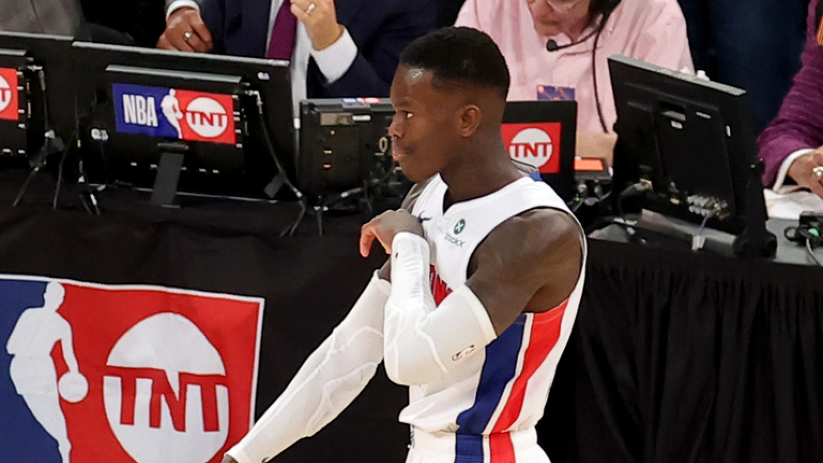 Watch: Pistons' Dennis Schroder hits go-ahead three against Knicks
