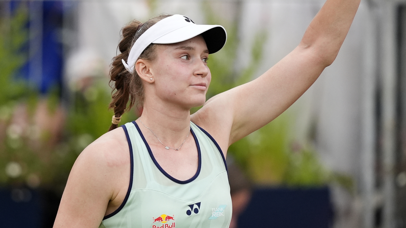 Elena Rybakina's road to Wimbledon starts strong with debut win over resilient Heather Watson