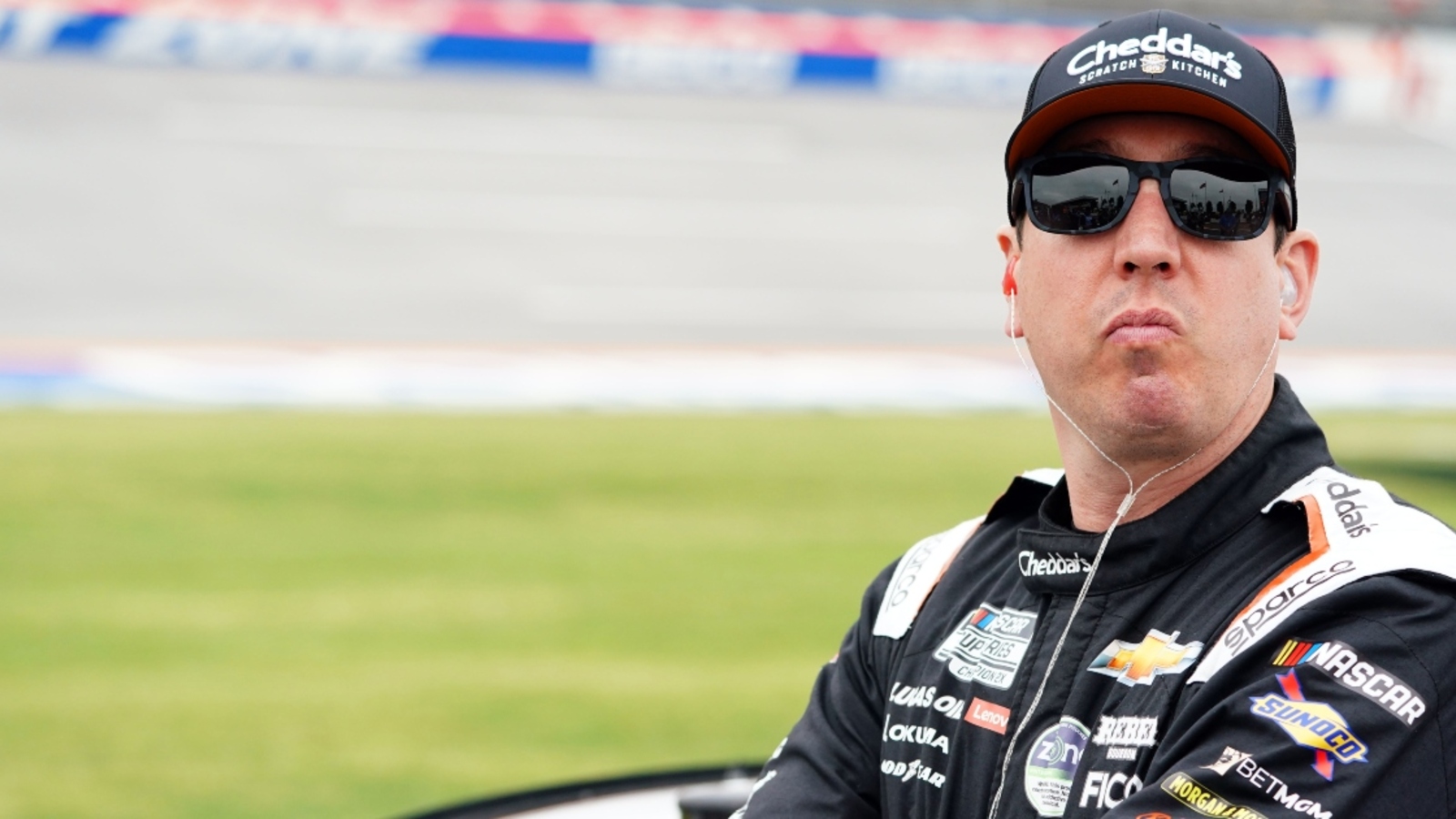 Kyle Busch uses scissors, cuts wrist brace during caution laps at Richmond