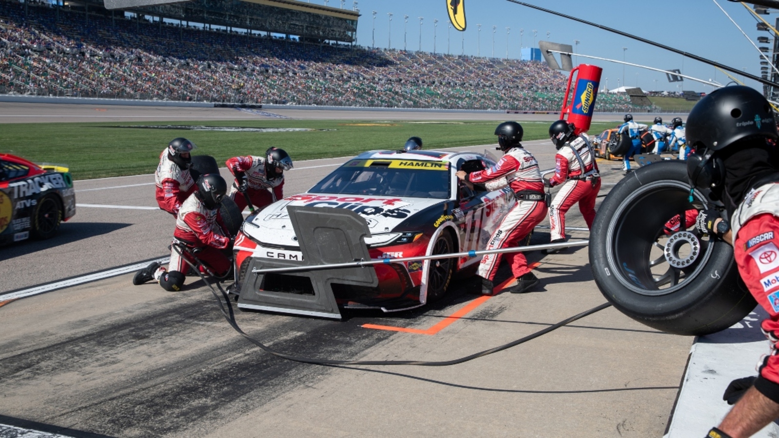 Denny Hamlin gives props to replacement pit crew despite crushing late stop at Kansas