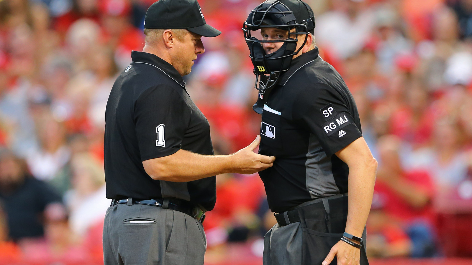 MLB umpires wearing white wristbands to protest ‘escalating attacks’ | Yardbarker.com