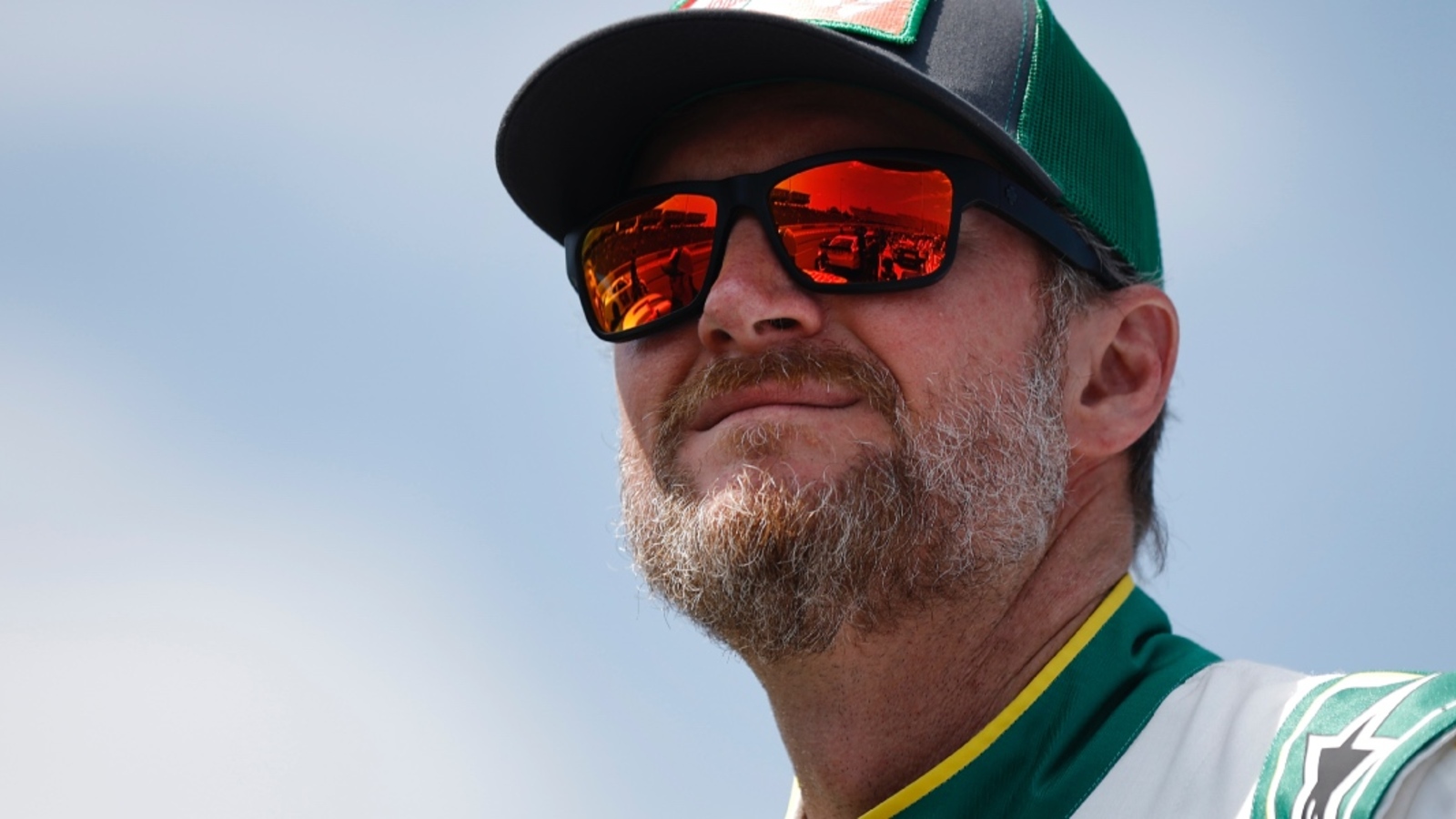 http://www.yardbarker.com/media/c/3/c32ac01b71b78a49ae7b93430a9ad96495172758/thumb_16x9/Dale-Earnhardt-Jr.jpg