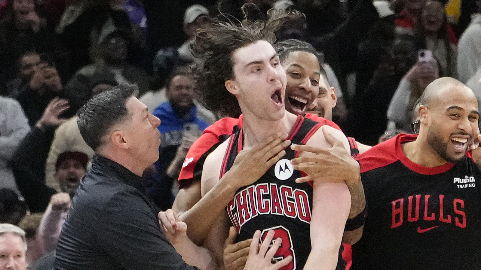 Watch: Bulls beat Lakers with incredible half-court buzzer-beater