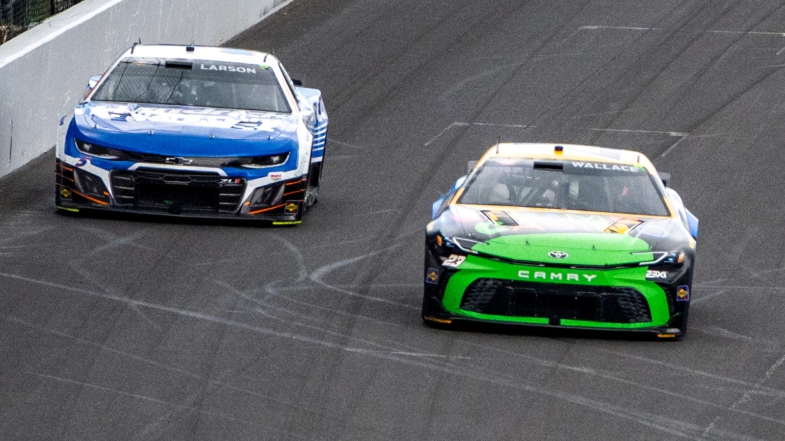 Kyle Larson seeks out Bubba Wallace in victory lane, Wallace responds