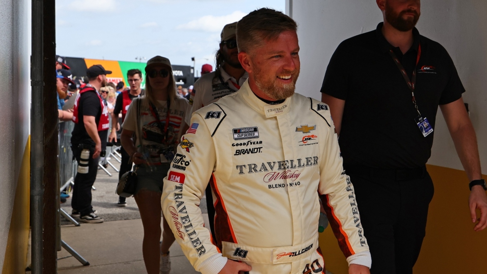 http://www.yardbarker.com/media/c/8/c8a117fd8ed9f2dee3f01935e49eda5fcc946545/thumb_16x9/hendrick-motorsports-names-justin-allgaier-as-kyle-larson-replacement-driver-for-all-star-practice-a.jpg