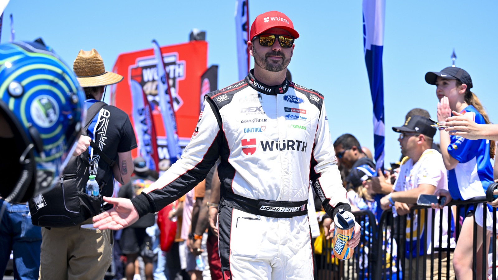 http://www.yardbarker.com/media/c/a/caa1a0e26545ec71b2439ed5587d22cc0a8a5157/thumb_16x9/4-2025-fort-worth-texas-usa-nascar-cup-series.jpg