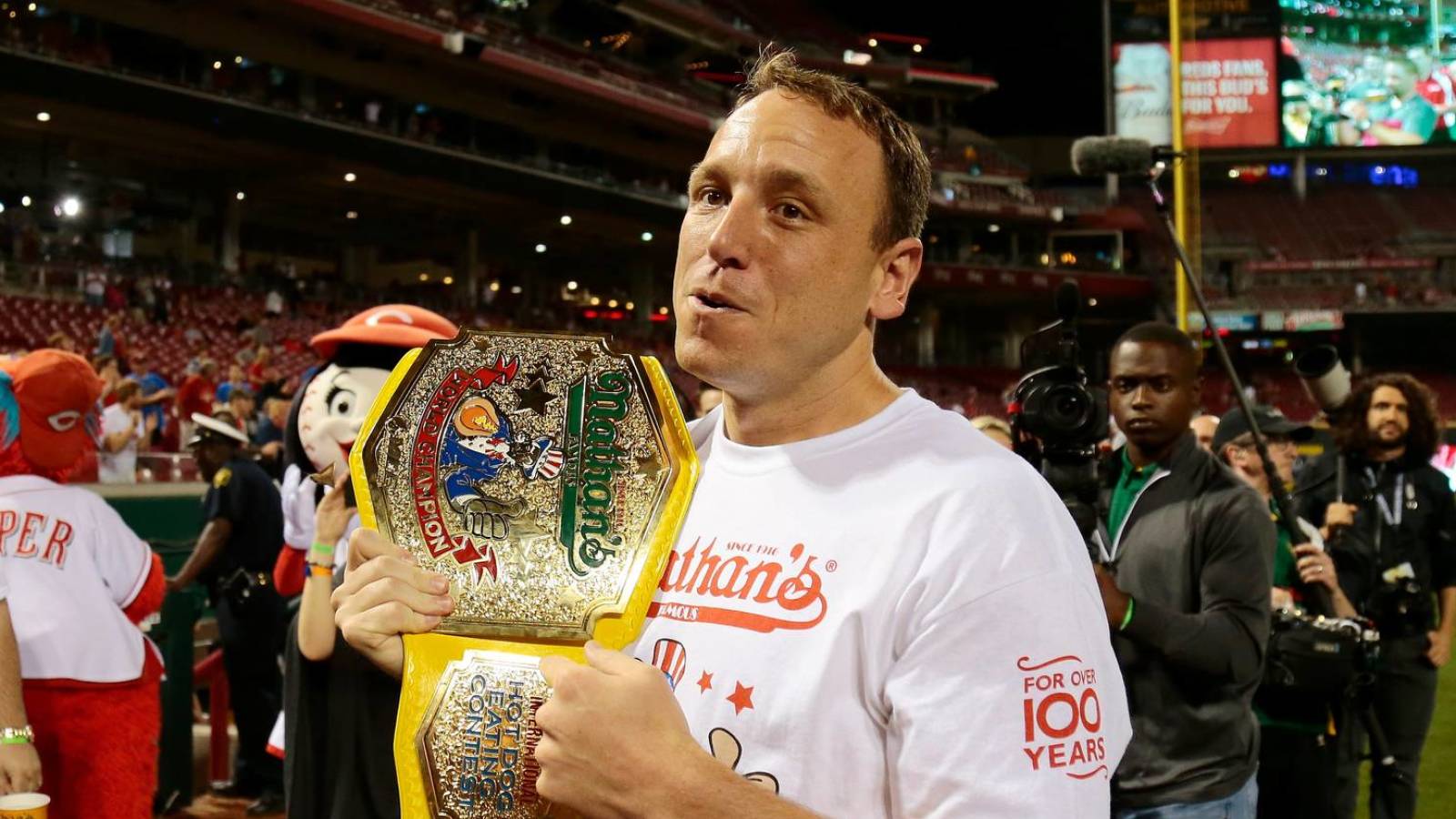 Joey Chestnut Claims He Can Eat 77 Hot Dogs Break Nathan S Contest Record Yardbarker