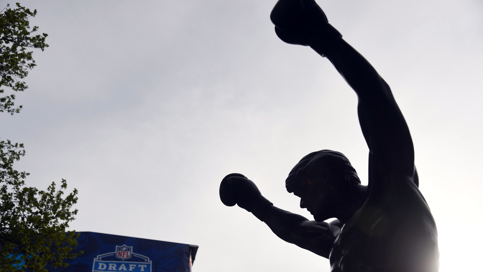 Minnesota fans desecrate Philly's 'Rocky' statue with Vikings gear