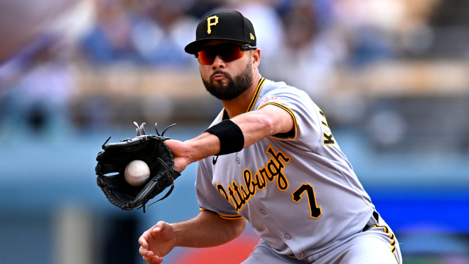 Pirates place former Gold Glove winner on IL