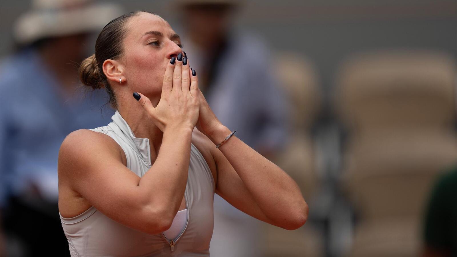 Marta Kostyuk stuns 4-time champ Iga Swiatek in Paris