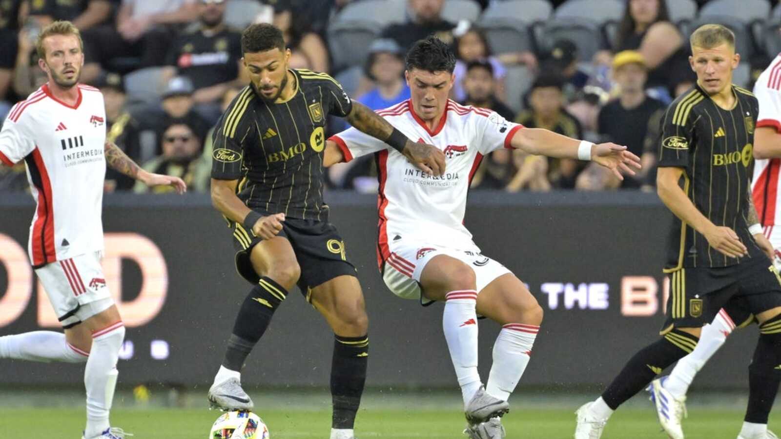 LAFC move into tie for first in West with rout of Earthquakes
