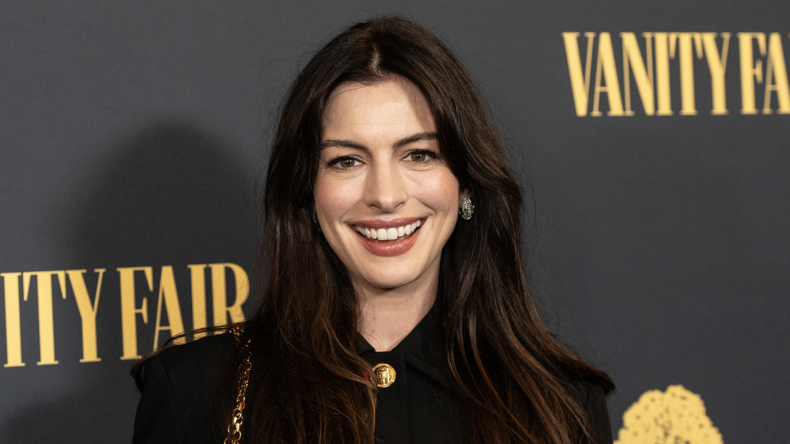 Watch: Anne Hathaway has great message for Knicks star after courtside crash