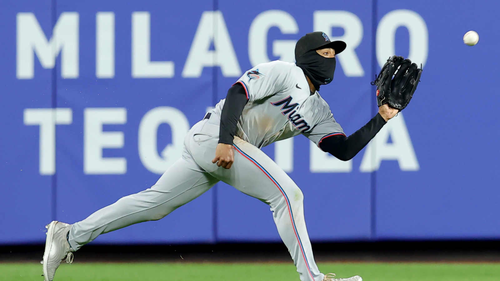 Watch: Marlins OF crashes into wall for crazy game-ending catch