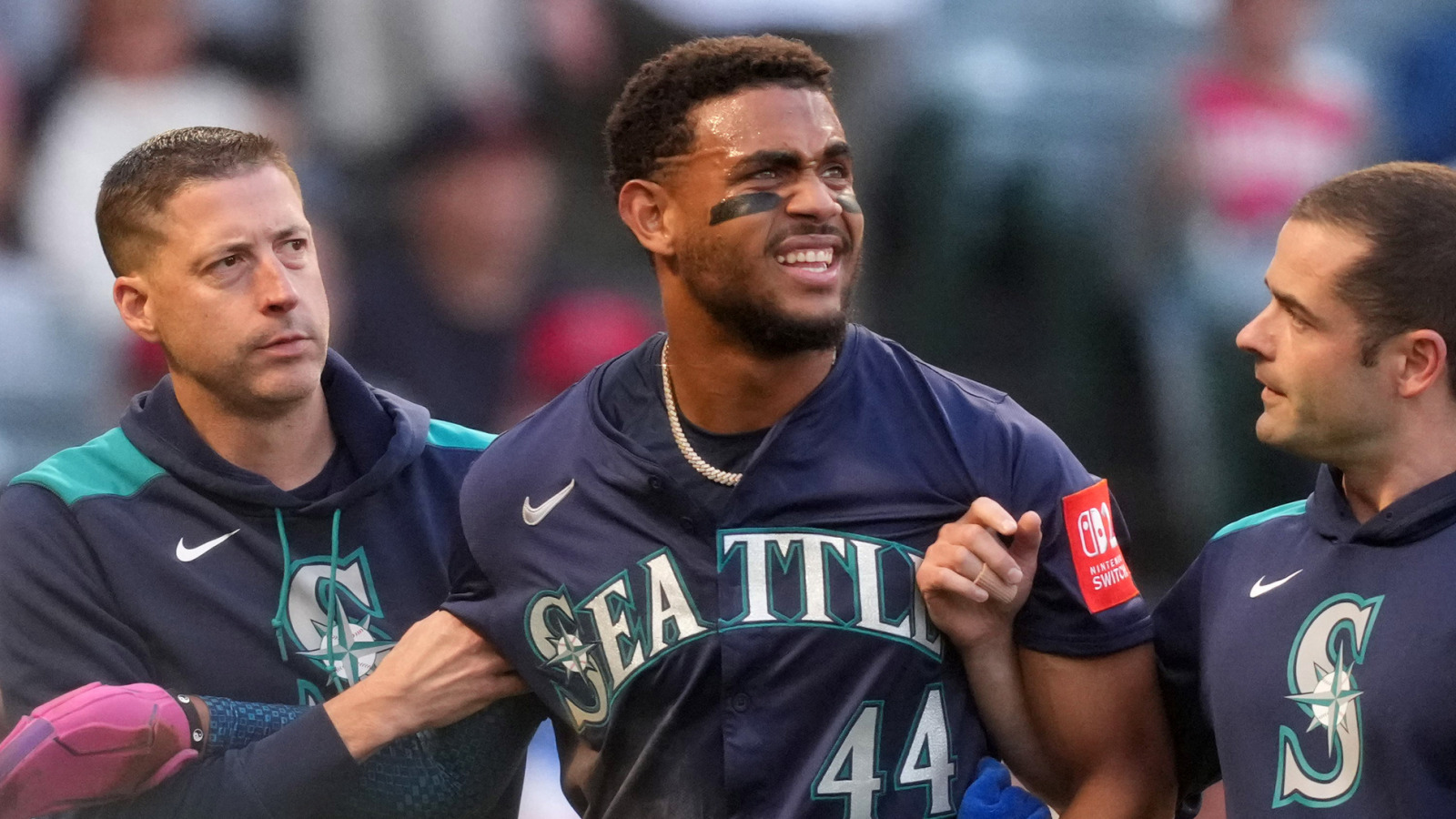 Mariners' Julio Rodriguez helped off field following apparent injury