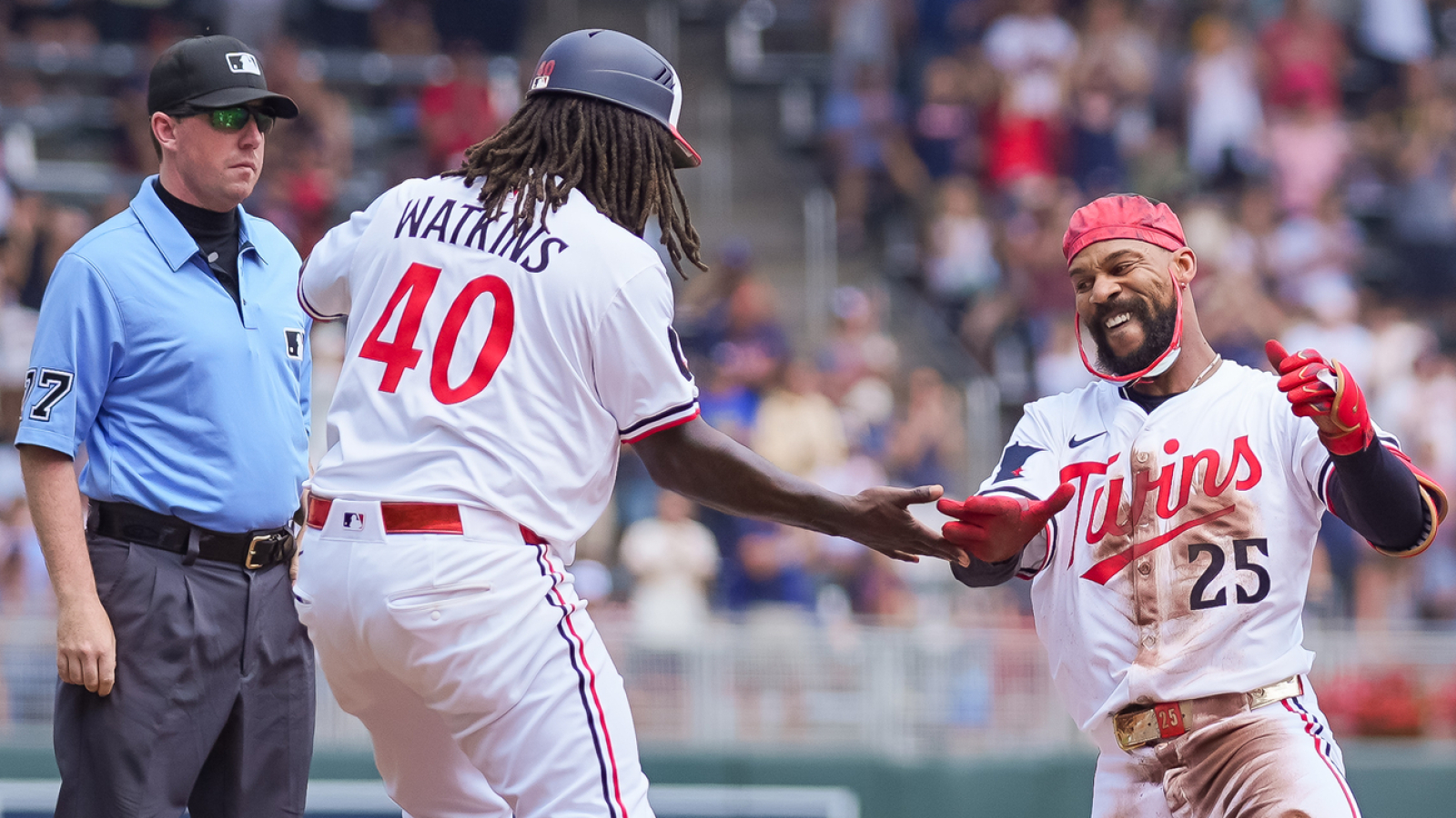 Twins' Byron Buxton hits for cycle on his own bobblehead day