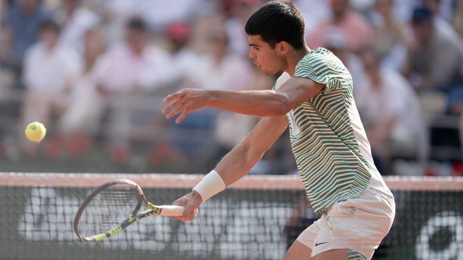 Carlos Alcaraz coasts at Wimbledon; Roger Federer honored