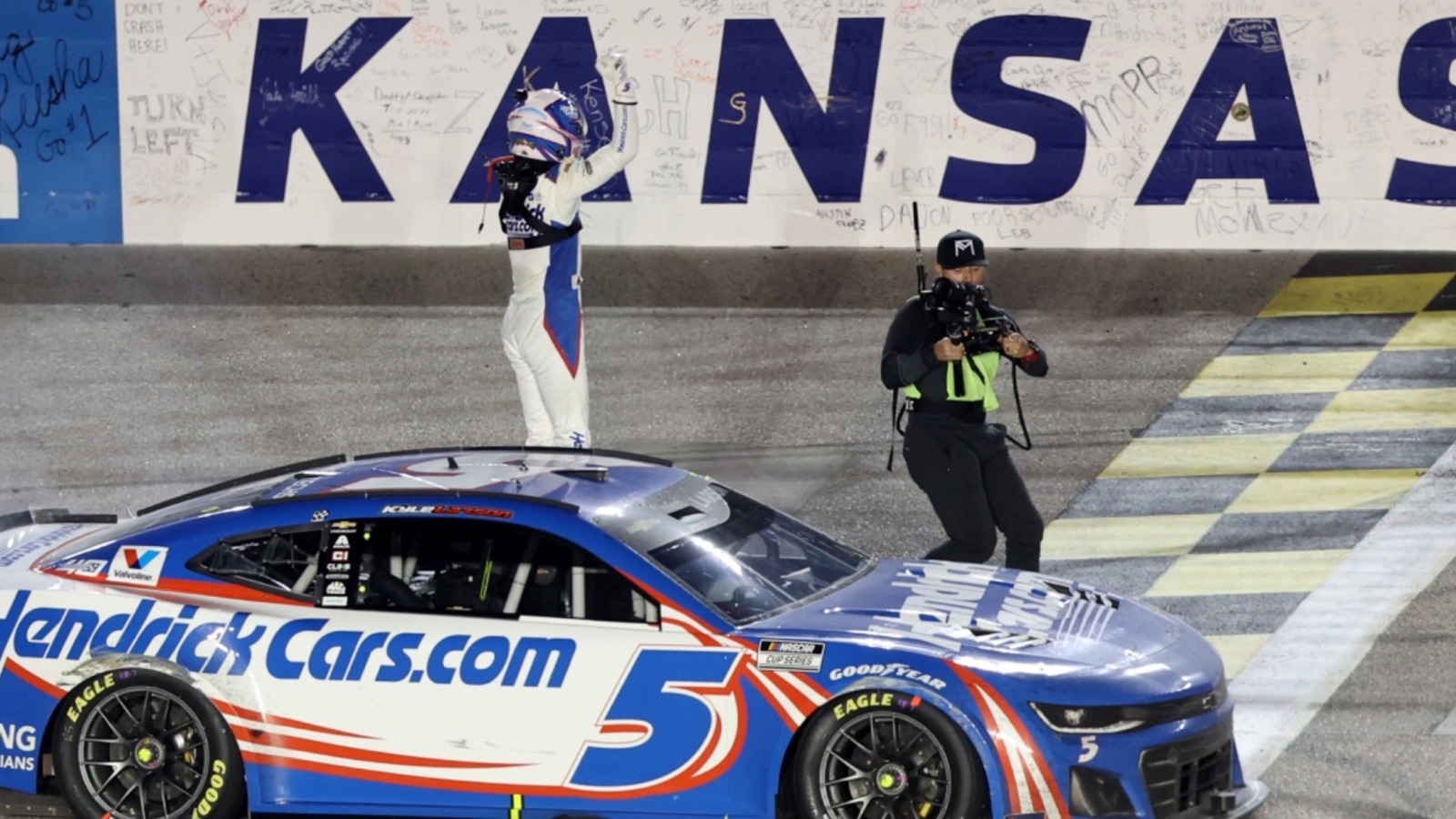 http://www.yardbarker.com/media/e/1/e1d717a1d5a8e91343b72176def5b6e7de2bb0fe/thumb_16x9/NASCAR-Kanss.jpg